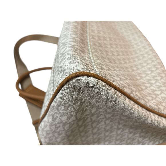 Michael Kors Jet Set Duffel - Picture 9 of 14